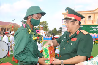 Thượng tướng Phạm Hoài Nam, Ủy viên Ban Chấp hành Trung ương Đảng, Thứ trưởng Quốc phòng trao quà cho tân binh.