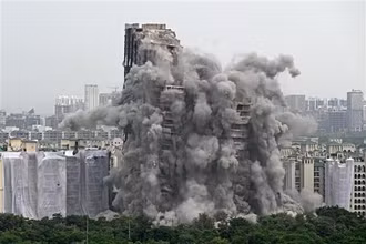 Vụ phá dỡ tháp đôi cao 100m xây dựng trái phép ở Noida, ngoại ô New Delhi (Ấn Độ), ngày 28/8/2022. (Ảnh: AFP/TTXVN)