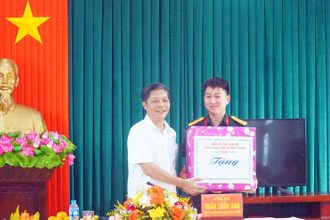 Đồng chí Trần Tuấn Anh tặng quà cho Trung đội đảo La.