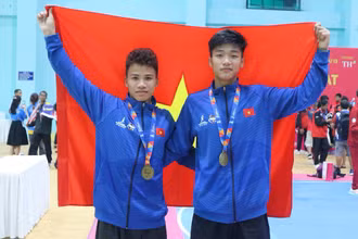 2 vận động viên pencak silat quê Phú Thọ Nguyễn Chính Nghĩa và Đinh Tiến Cửu ăn mừng chiến thắng ở 2 nội dung đối kháng hạng cân 51-54,9kg và 63-67,9kg.