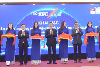 Các đại biểu dự lễ khai mạc.