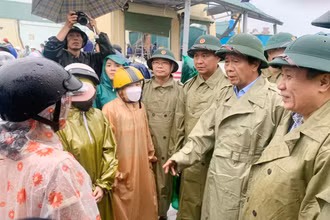 Phó Thủ tướng Lê Văn Thành và lãnh đạo tỉnh Quảng Trị kiểm tra công tác phòng, chống bão, thăm hỏi người dân huyện Triệu Phong.