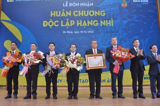 Thừa ủy quyền Chủ tịch nước, ông Lê Trung Chinh, Chủ tịch Ủy ban nhân dân thành phố Đà Nẵng đã trao tặng Huân chương Độc lập hạng Nhì cho tập thể nhà trường.