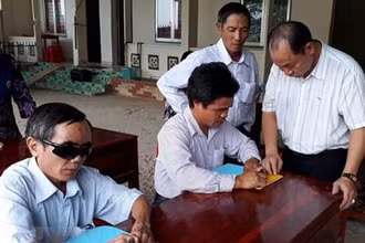 Dạy người khiếm thị học chữ nổi. (Ảnh: TTXVN)
