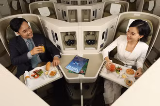 Khách mua vé phổ thông Vietnam Airlines được nâng hạng thương gia miễn phí