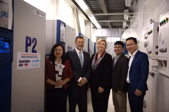 Phó Viện trưởng Viện Vệ sinh Dịch tễ Trung ương, PGS.TS Dương Thị Hồng; Đại sứ Australia tại Việt Nam, ông Andrew Goledzinowski; Trưởng đại diện UNICEF tại Việt Nam, bà Rana Flowers; ông Du Nguyên, Chuyên gia Sức khỏe Bà mẹ và Trẻ em tại UNICEF và Bác sĩ Nguyễn Công Luật, Viện Vệ sinh Dịch tễ Trung ương đến xem các liều vaccine Covid-19 do Australia tài trợ. (Ảnh: Đại sứ quán Australia tại Việt Nam)