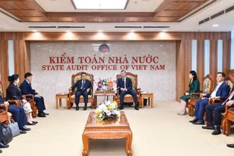Phó Tổng Kiểm toán nhà nước phụ trách Ngô Văn Tuấn tiếp xã giao và làm việc với Đoàn Chủ tịch Kiểm toán nhà nước Lào. (Ảnh: Minh Thúy)
