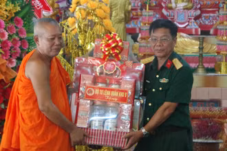 Đại tá Huỳnh Văn Bé Tư tặng quà tại chùa Bốn Mặt, xã Phú Tân, huyện Châu Thành, tỉnh Sóc Trăng.