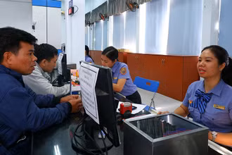 Nhân viên bán vé tàu Tết Giáp Thìn.