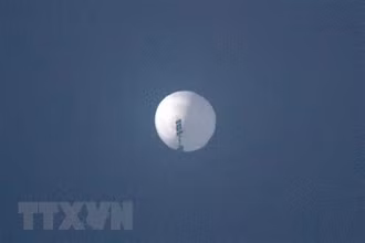 Khinh khí cầu của Trung Quốc bay qua không phận Billings, Montana, Mỹ, ngày 2/2/2023. (Ảnh: AFP/TTXVN)