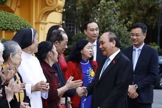 Chủ tịch nước Nguyễn Xuân Phúc gặp mặt 50 đại biểu đại diện cho gần 200 nhân vật trong chương trình "Việc tử tế" của Đài Truyền hình Việt Nam trong năm 2022. (Ảnh: TTXVN) 