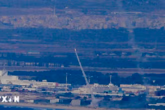 Hệ thống phòng không Israel đánh chặn tên lửa được phóng từ Liban, ngày 24/9/2024. (Ảnh: THX/TTXVN)