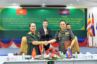 Ban Chuyên trách 515 tỉnh Kiên Giang và Ban Chuyên trách tỉnh Kam Pốt (Vương quốc Campuchia) ký kết biên bản bàn giao, tiếp nhận hài cốt liệt sĩ quân tình nguyện và chuyên gia Việt Nam hy sinh ở Campuchia. 