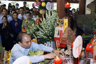 Chủ tịch nước Nguyễn Xuân Phúc và các đại biểu dâng hương tưởng niệm Bác Hồ. 