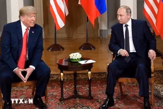 Tổng thống Mỹ Donald Trump (trái) trong cuộc gặp người đồng cấp Nga Vladimir Putin, tại Helsinki (Phần Lan) ngày 16/7/2018. (Ảnh: THX/TTXVN)