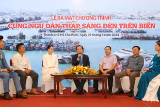 Các đại biểu giao lưu, trao đổi tại chương trình. 