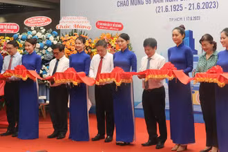 Các đại biểu thực hiện nghi thức khai mạc “Tuần lễ Sách của Người làm báo”.