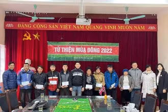 Công ty Bất động sản Tuấn 123 tặng quà Tết cho người nghèo tại Lào Cai.