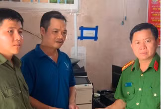 Lãnh đạo Công an thị xã Cai Lậy thăm hỏi, động viên và tặng quà cho 2 đồng chí bị thương trong quá trình tuần tra kiểm soát. 