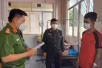 Công an tỉnh Đồng Tháp đọc lệnh bắt tạm giam đối tượng Phạm Hồng Qui. (Ảnh: Phước Thanh) 