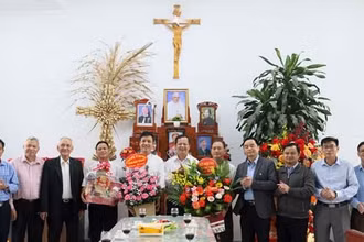 Đoàn công tác Ủy ban Mặt trận Tổ quốc, Ủy ban Đoàn kết công giáo, Sở Nội vụ tỉnh Bắc Giang thăm, chúc mừng Lễ phục sinh các chức sắc, chức việc tại Giáo xứ Tiên Lục (Lạng Giang). (Ảnh: ANH NGỌC)
