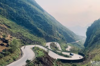 Với những cung đường ngoạn mục và cảnh sắc thiên nhiên hoang sơ, hùng vĩ, Hà Giang đem đến những trải nghiệm khó quên cho bất cứ "phượt thủ" nào một khi đặt chân tới. (Ảnh: NGỌC BÍCH)