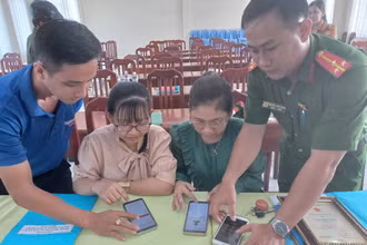 Công an xã Tân Hộ Cơ phối hợp Đoàn Thanh niên trên địa bàn xã hướng dẫn người dân cài đặt ứng dụng VNeiD trên điện thoại thông minh.