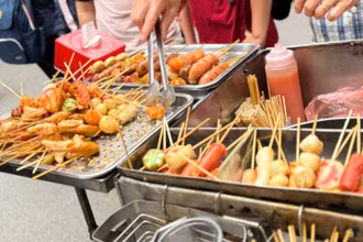 Thức ăn đường phố tiềm ẩn nguy cơ mất an toàn vệ sinh thực phẩm. (Ảnh: ĐỖ THOA)