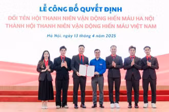 Đại diện Hội Thanh niên vận động hiến máu Hà Nội nhận quyết định đổi tên thành Hội Thanh niên vận động hiến máu Việt Nam.