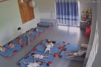 Hình ảnh cắt từ camera ghi lại vụ việc.