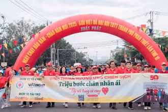 Cán bộ, hội viên, tình nguyện viên Chữ thập đỏ hưởng ứng chiến dịch “Triệu bước chân nhân ái-Tiếp nối trang sử vàng”. (Ảnh: THU LOAN)