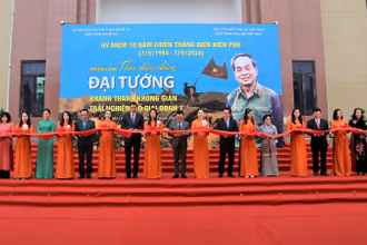 Các đại biểu cắt băng khánh thành không gian trải nghiệm số giai đoạn 1.
