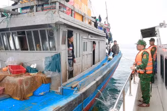 Đoàn công tác Bộ đội Biên phòng tỉnh Nghệ An tuyên truyền cho ngư dân thực hiện đúng quy định khi khai thác hải sản trên biển.