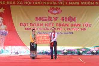 Đồng chí Lê Minh Hưng trao quà của Đoàn công tác Trung ương hỗ trợ Quỹ “Vì người nghèo” tỉnh Nghệ An.
