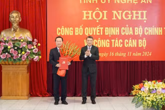 Đồng chí Lê Minh Hưng trao quyết định của Bộ Chính trị đối với Bí thư Tỉnh ủy Nghệ An Nguyễn Đức Trung.