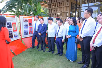 Các đại biểu tham quan trưng bày hình ảnh tư liệu về phong trào Xô viết Nghệ Tĩnh.