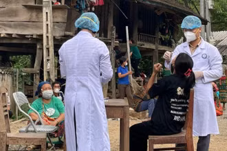 Lực lượng y tế lấy mẫu xét nghiệm những người tiếp xúc gần. (Ảnh: CDC tỉnh Nghệ An cung cấp)