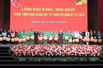 Đồng chí Đỗ Văn Chiến, Ủy viên Bộ Chính trị, Bí thư Trung ương Đảng, Chủ tịch Ủy ban Trung ương Mặt trận Tổ quốc Việt Nam và Bí thư Tỉnh ủy Nghệ An Nguyễn Đức Trung trao quà Tết cho công nhân, người lao động.