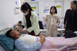 Anh Trần Văn Hữu bị viêm phổi, sức khỏe yếu đang được chăm sóc ở bệnh viện.