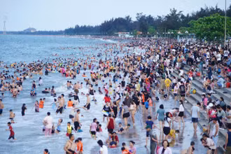 Có khoảng 322.000 lượt khách đến biển Cửa Lò trong 5 ngày nghỉ Lễ 30/4 và 1/5 năm nay.