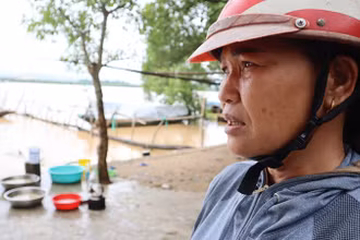 “Bà con mong muốn được di dời càng sớm càng tốt, chứ ở như thế này khổ sở, nguy hiểm lắm”, bà Hoàng Thị Thuyết, Trưởng thôn Thuận Hòa chia sẻ.