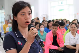 Công nhân lao động chia sẻ băn khoăn của mình với các Đại biểu Quốc hội.