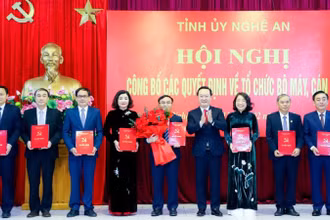 Bí thư Tỉnh ủy Nghệ An Nguyễn Đức Trung trao quyết định phân công nhiệm vụ Trưởng ban và các Phó trưởng Ban Tuyên giáo và Dân vận Tỉnh ủy. (Ảnh: PHẠM BẰNG)