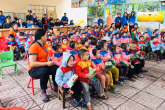 Chương trình “Áo ấm cho em” được tổ chức tại Trường mầm non xã Yên Khê, huyện Con Cuông.