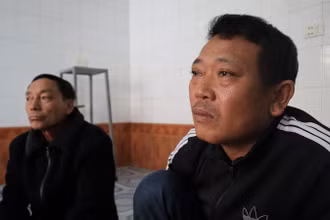 Ông Lê Văn Thân (bố thuyền viên Lê Tuấn Anh) thất thần ngóng chờ tin con.