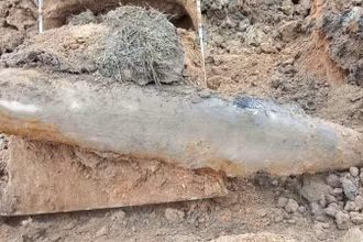 Quả bom có ký hiệu MK-82, đường kính 20cm, dài 155cm, nặng khoảng 340kg, còn nguyên kíp nổ. Ảnh: TRỌNG KIÊN