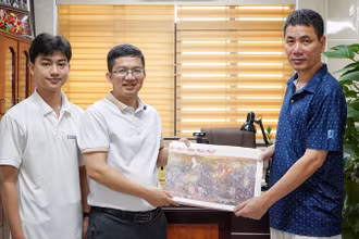 Trao tặng phụ san tranh panorama “Chiến dịch Điện Biên Phủ” tới Đoàn Thanh niên Trường đại học Vinh.