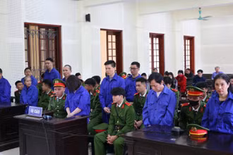 Các bị cáo trong đường dây ma túy tại phiên tòa.