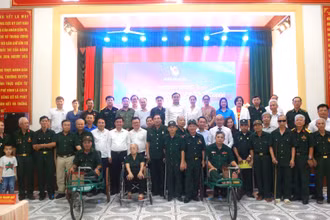 Đoàn công tác của Hội Nhà báo Việt Nam, lãnh đạo tỉnh Nghệ An và các đại biểu, thương binh, bệnh binh chụp ảnh lưu niệm. Ảnh: TRẦN PHONG