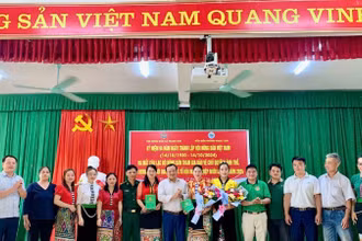 Lãnh đạo Hội nông dân huyện Thanh Chương và Đồn Biên phòng Ngọc Lâm tặng hoa chúc mừng Câu lạc bộ.